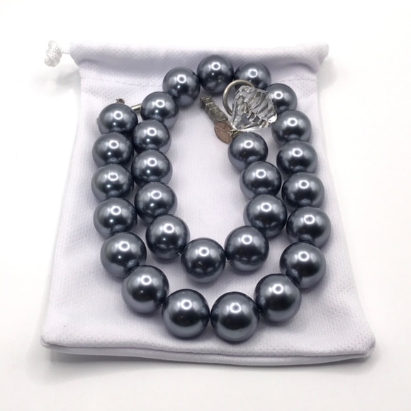 MY FLAT IN LONDON Faux Gray South Sea Pearl Necklace Chunky 15mm Toggle - Picture 9 of 10